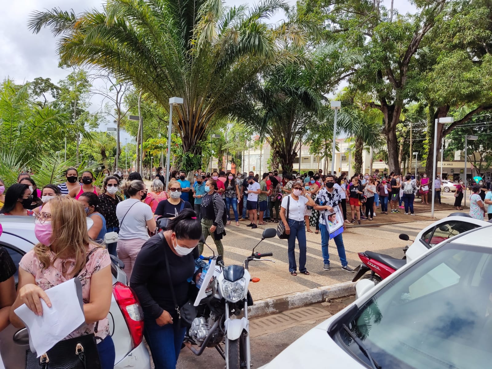 Trabalhadores da educação realizam manifestação em frente a prefeitura